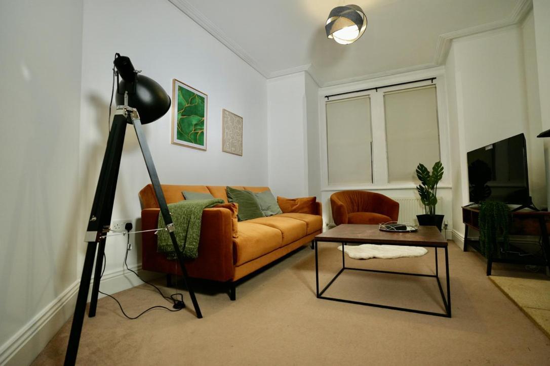 Spacious Two-Bedrooms House, Private Parking, Contractors, Relocators 牛津 外观 照片