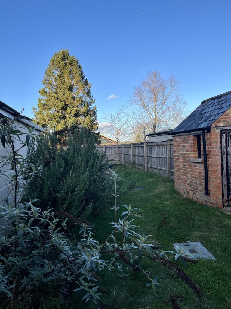 Spacious Two-Bedrooms House, Private Parking, Contractors, Relocators 牛津 外观 照片